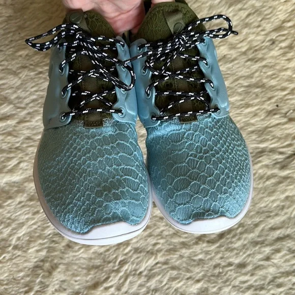 Nike Roshe Two SE Women EUC - Picture 6 of 15